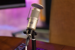 Nice photo of Leo Laportes microphone on the table at the TWiT Brickhouse