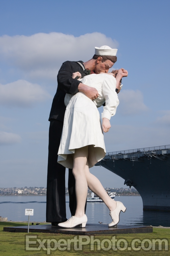 Nice photo of Kissing Statue in San Diego