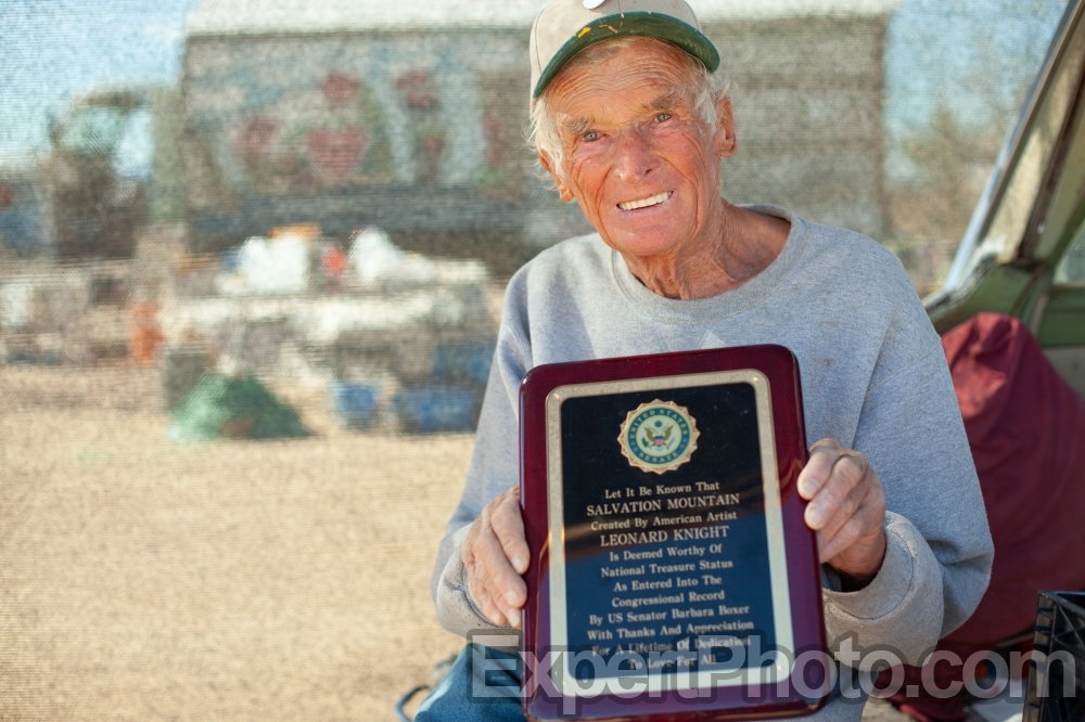 Nice photo of Leonard Knight shares his plaque from Senator Barbara Boxer
